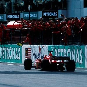 Formula One World Championship: Winner Michael SchumacherFerrari F1-2000 in front of his team after the finish